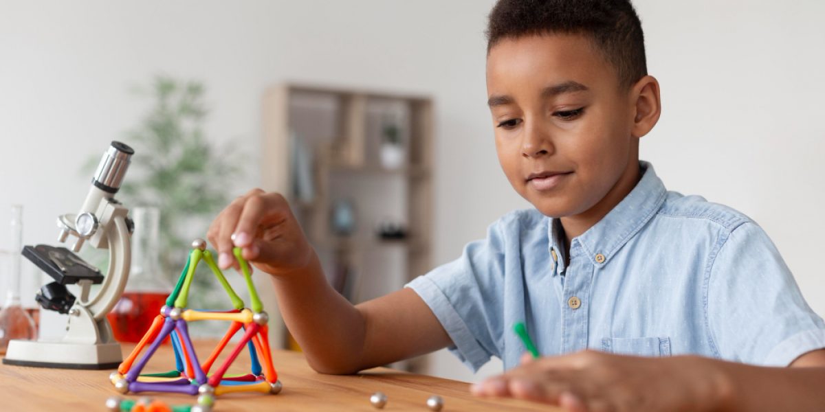 neurociencia-na-educacao-explorando menino manuseia materiais na aula de química.